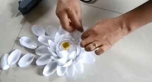 ساخت گلدان و گل تزئینی با ظروف یکبارمصرف