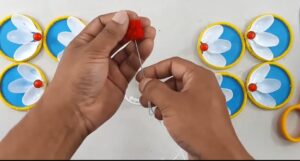 ایده کاردستی با حلقه های رنگی و قاشق پلاستیکی